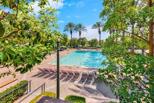 8 Versailles, Irvine, CA 92602