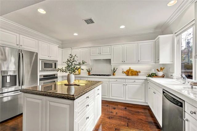 8 Versailles, Irvine, CA 92602