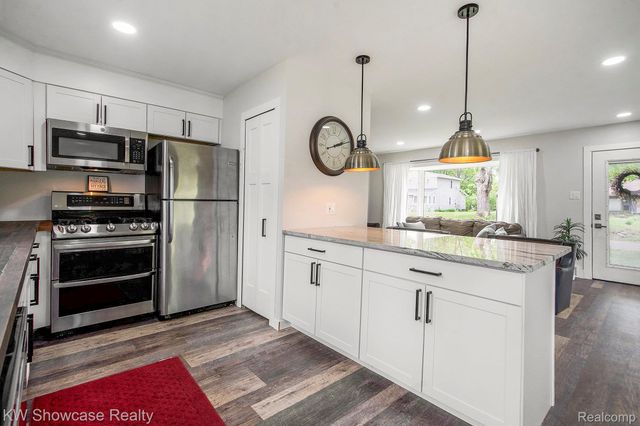 1701 MARYLESTONE Drive, West Bloomfield Charter Township, MI 48324