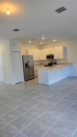 713 SE 13th St Cir, Homestead, FL 33034