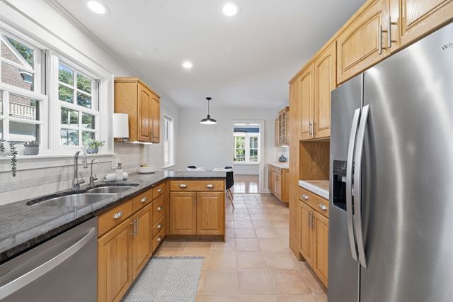 30 Chatham Rd, Longmeadow, MA 01106