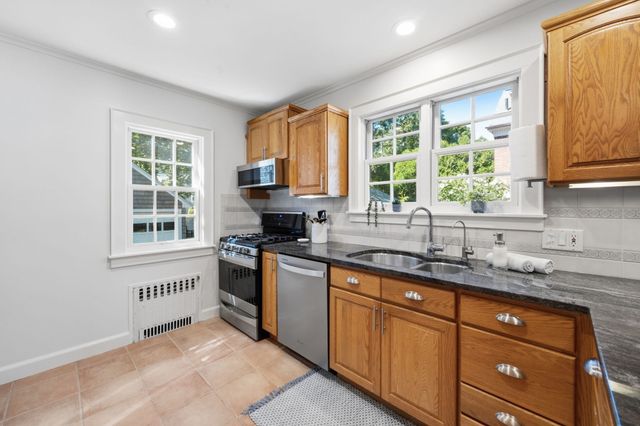 30 Chatham Rd, Longmeadow, MA 01106