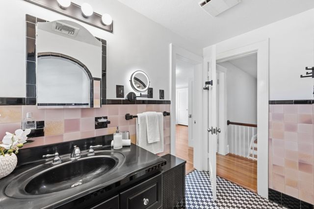 30 Chatham Rd, Longmeadow, MA 01106