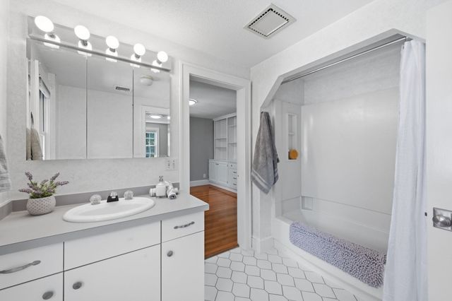 30 Chatham Rd, Longmeadow, MA 01106