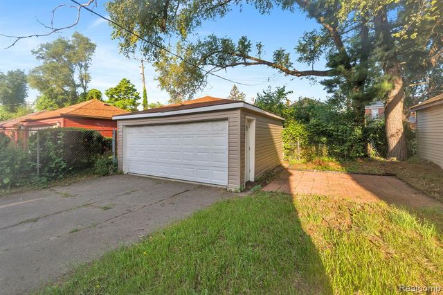 18961 Pennington Drive, Detroit, MI 48221