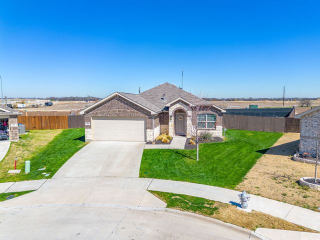 800 Amberwood Court, Fort Worth, TX 76052