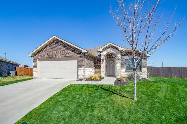 800 Amberwood Court, Fort Worth, TX 76052