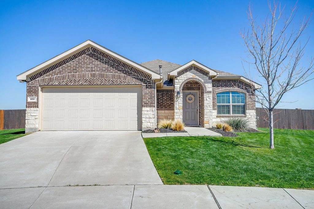 800 Amberwood Court, Fort Worth, TX 76052