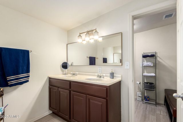 8201 W WHITTON Avenue, Phoenix, AZ 85033