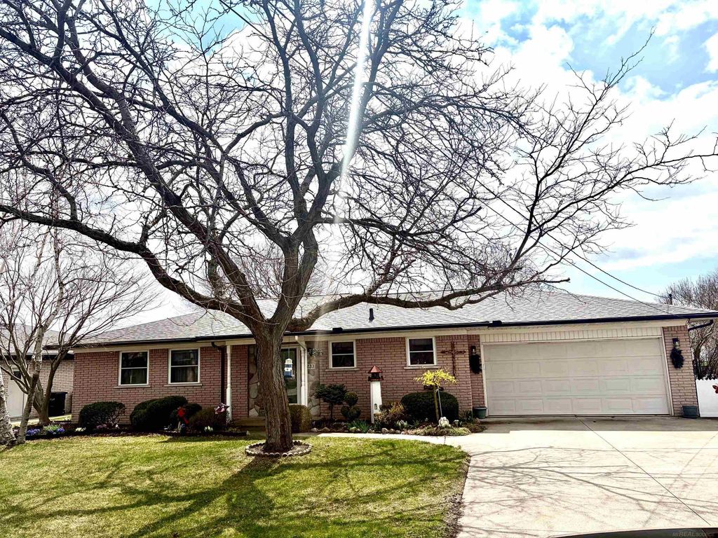 7233 Flamingo Street, Algonac, MI 48001