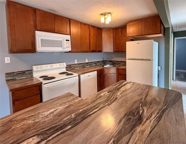 880 EMERALD DR, Mount Dora, FL 32757