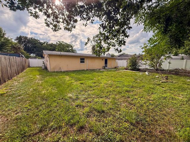 880 EMERALD DR, Mount Dora, FL 32757