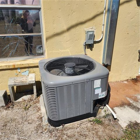 1922 NE 20th CT, Cape Coral, FL 33909