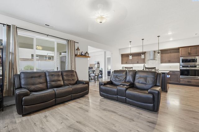 2572 Clark Ridge Dr, Richland, WA 99352