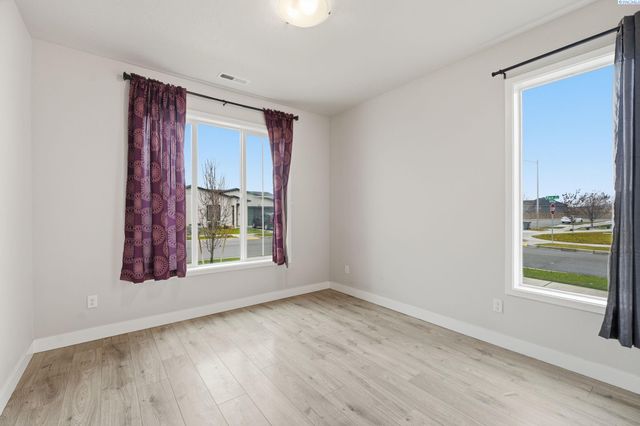 2572 Clark Ridge Dr, Richland, WA 99352