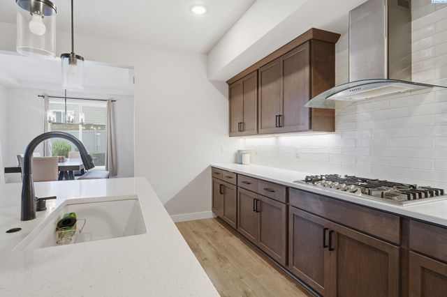 2572 Clark Ridge Dr, Richland, WA 99352