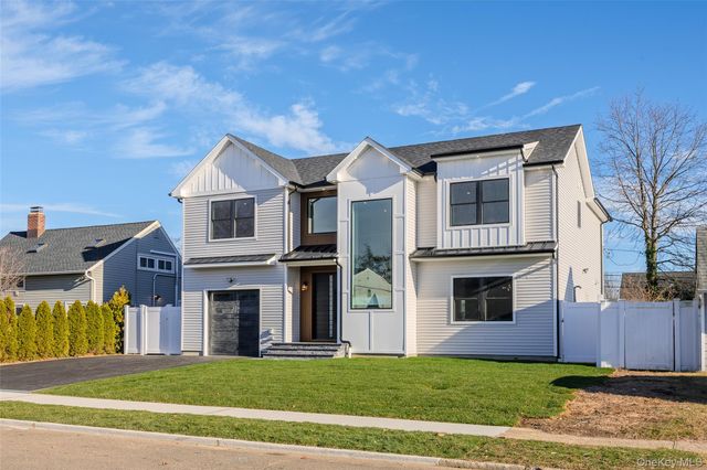 12 Friends Lane, Westbury, NY 11590