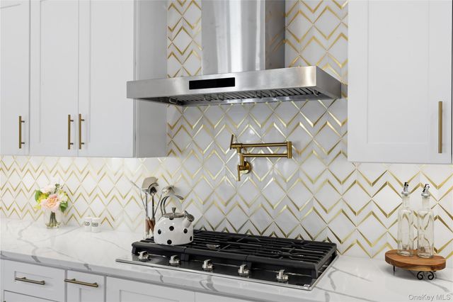 12 Friends Lane, Westbury, NY 11590