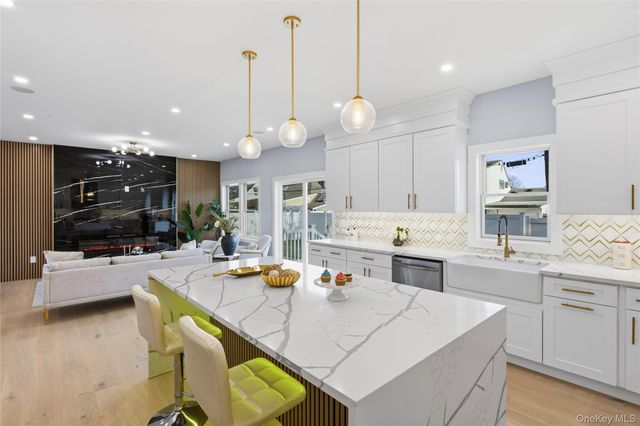 12 Friends Lane, Westbury, NY 11590