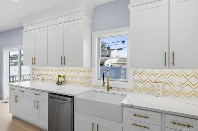 12 Friends Lane, Westbury, NY 11590