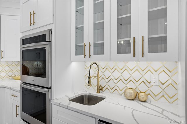 12 Friends Lane, Westbury, NY 11590