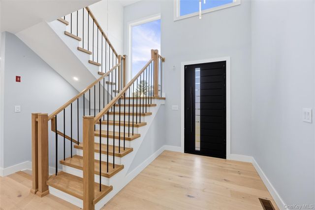 12 Friends Lane, Westbury, NY 11590