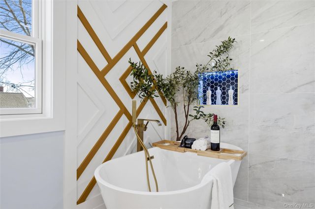 12 Friends Lane, Westbury, NY 11590