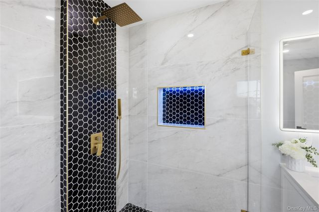 12 Friends Lane, Westbury, NY 11590