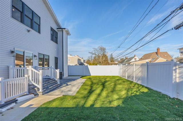 12 Friends Lane, Westbury, NY 11590