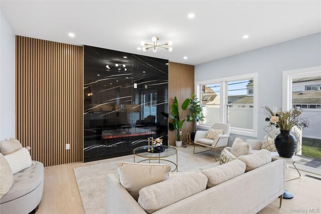 12 Friends Lane, Westbury, NY 11590