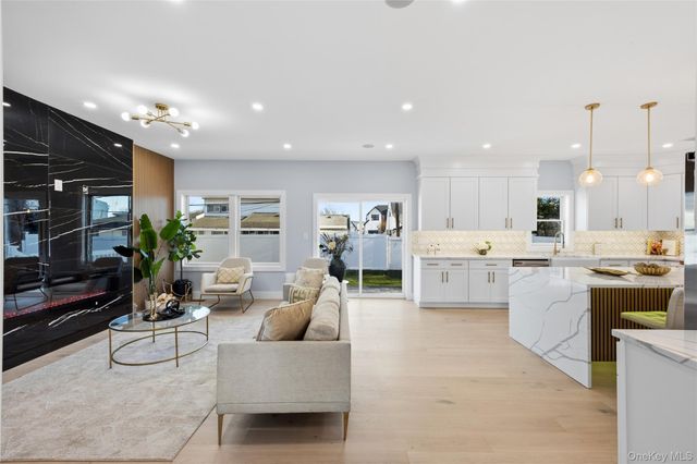 12 Friends Lane, Westbury, NY 11590