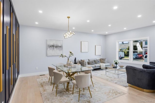 12 Friends Lane, Westbury, NY 11590