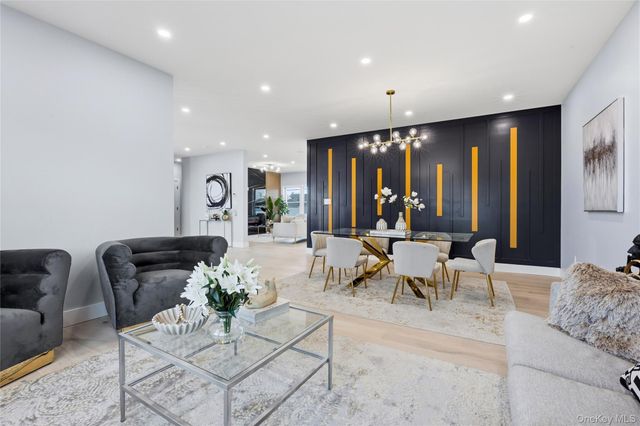 12 Friends Lane, Westbury, NY 11590