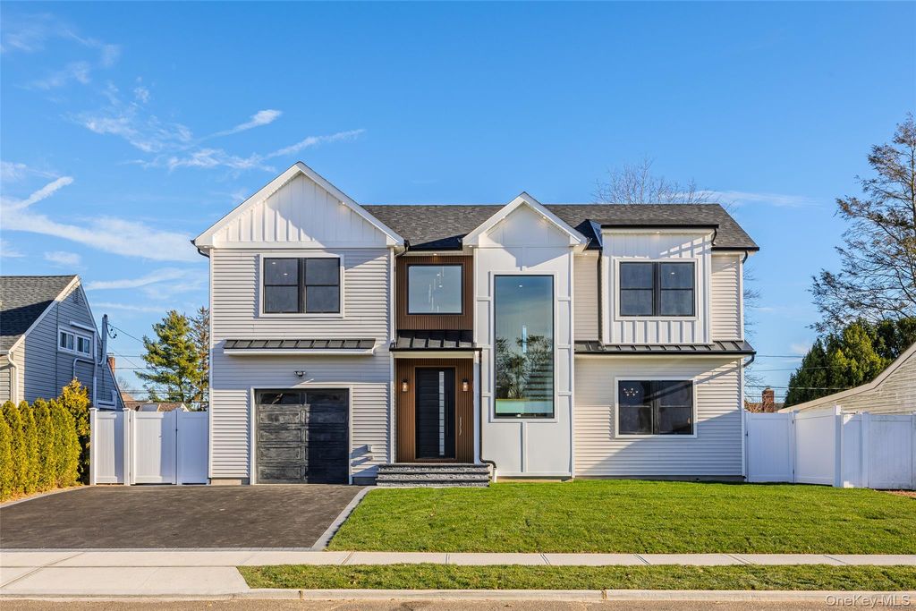 12 Friends Lane, Westbury, NY 11590