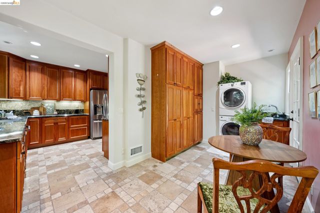 350 Florence Ave, Oakland, CA 94618