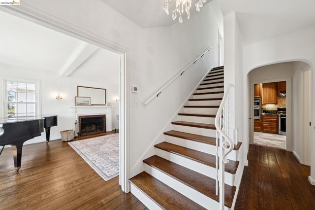 350 Florence Ave, Oakland, CA 94618