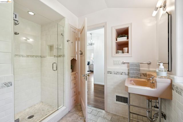 350 Florence Ave, Oakland, CA 94618