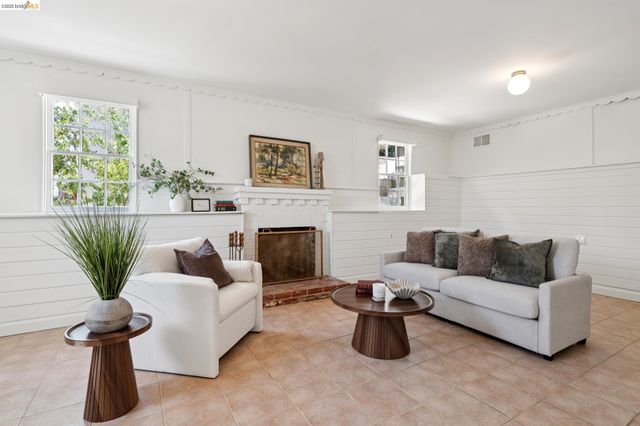 350 Florence Ave, Oakland, CA 94618