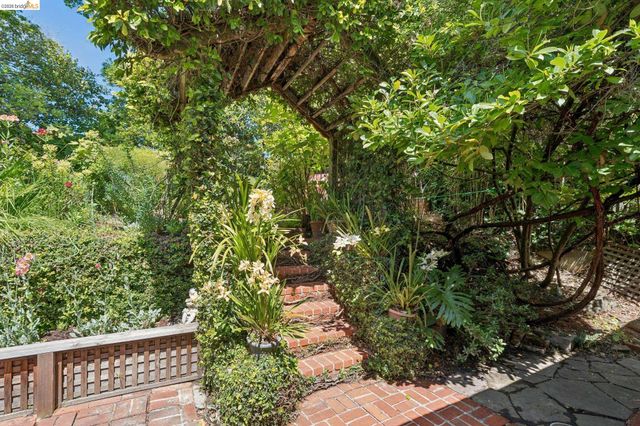 350 Florence Ave, Oakland, CA 94618