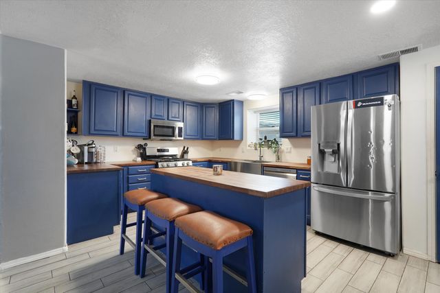 524 Aztec Road NW, Albuquerque, NM 87107