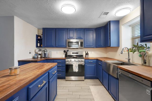 524 Aztec Road NW, Albuquerque, NM 87107