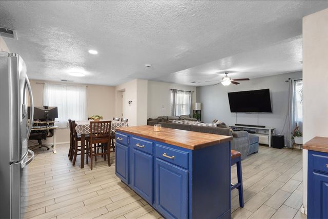 524 Aztec Road NW, Albuquerque, NM 87107