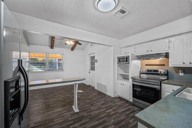 5624 NW Eisenhower Dr, Lawton, OK 73505