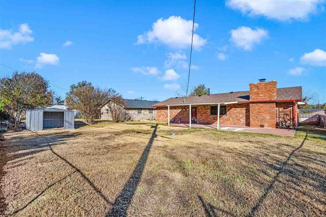 5624 NW Eisenhower Dr, Lawton, OK 73505
