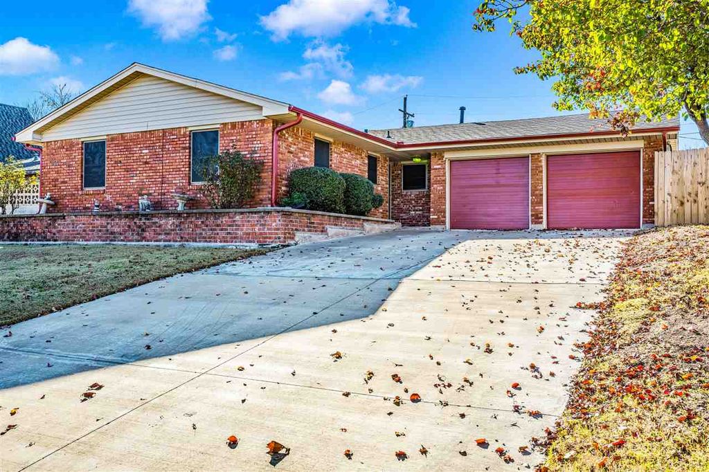5624 NW Eisenhower Dr, Lawton, OK 73505