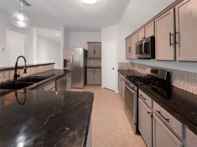 818 Creekside Drive, Glenn Heights, TX 75154