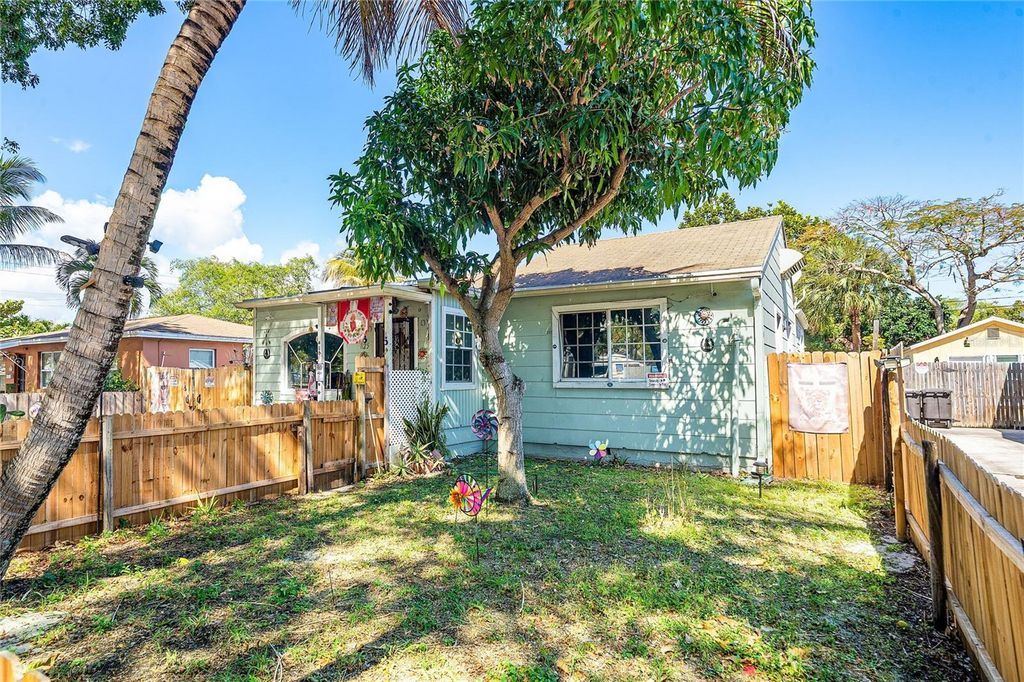 Image 3 of property listing at 825 WINTERS STREET, West Palm Beach, FL 33405