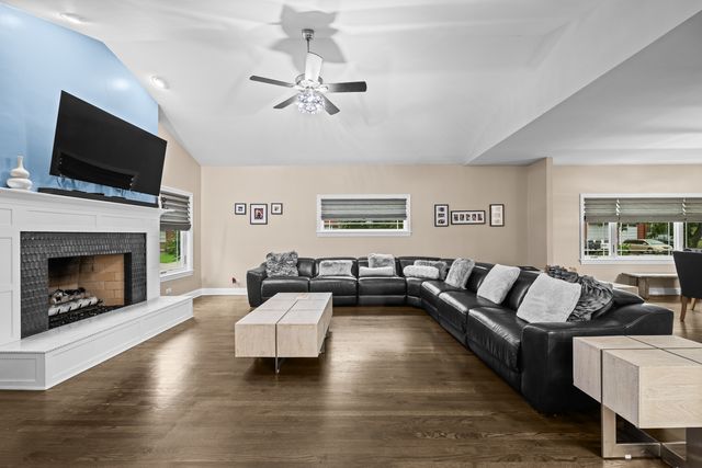 421 W Hawthorne Street, Arlington Heights, IL 60004