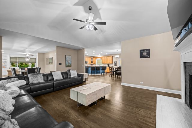 421 W Hawthorne Street, Arlington Heights, IL 60004