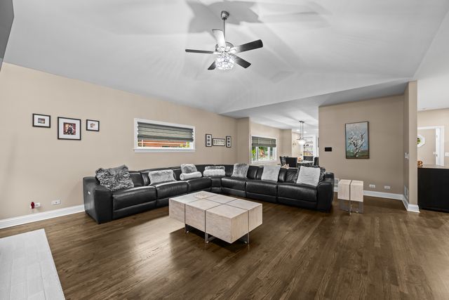 421 W Hawthorne Street, Arlington Heights, IL 60004